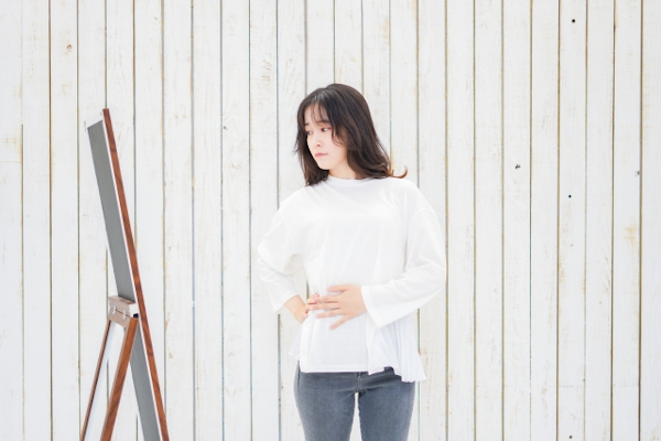 姿見で体型を気にする女性