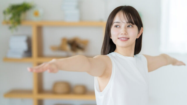 ピラティスをする女性
