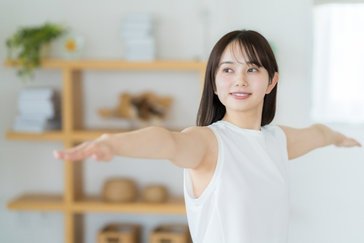 ピラティスをする女性