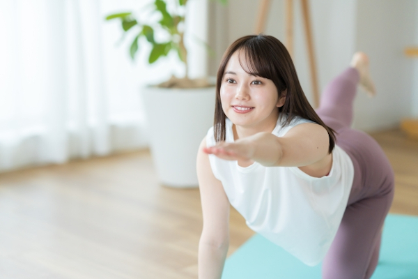 体幹を鍛える女性