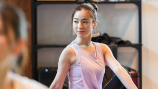 ピラティス前のストレッチする女性