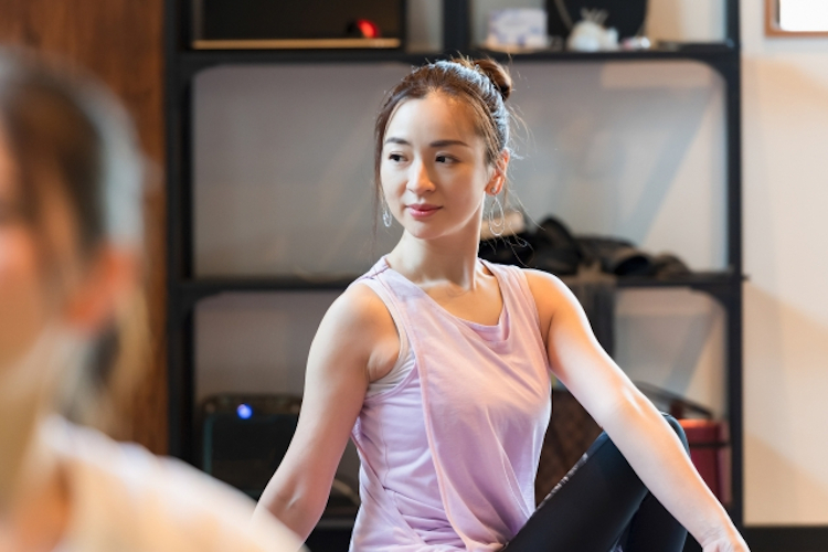 ピラティス前のストレッチする女性
