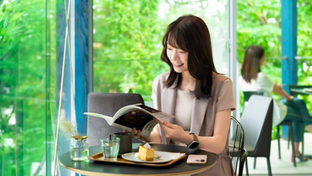 カフェで一人時間を楽しむ女性