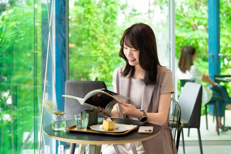 カフェで一人時間を楽しむ女性