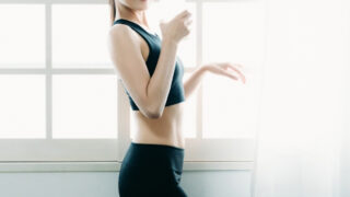 しなやかな体の女性