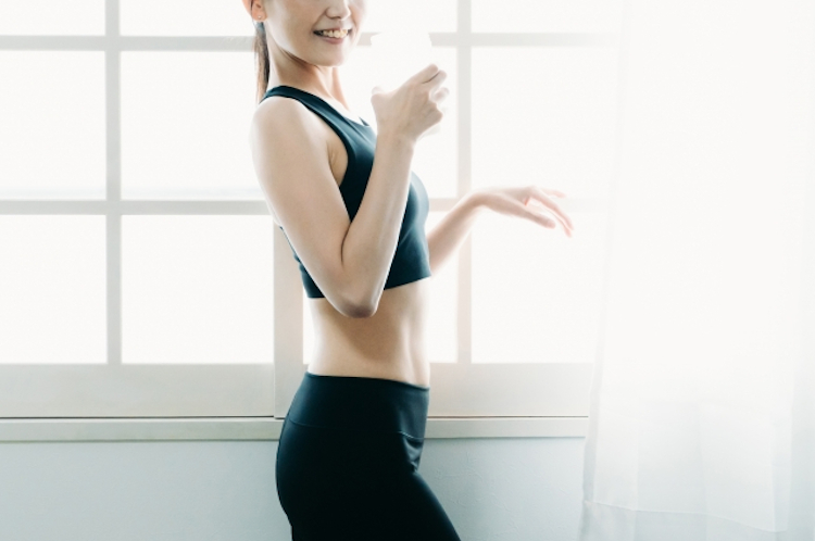 しなやかな体の女性
