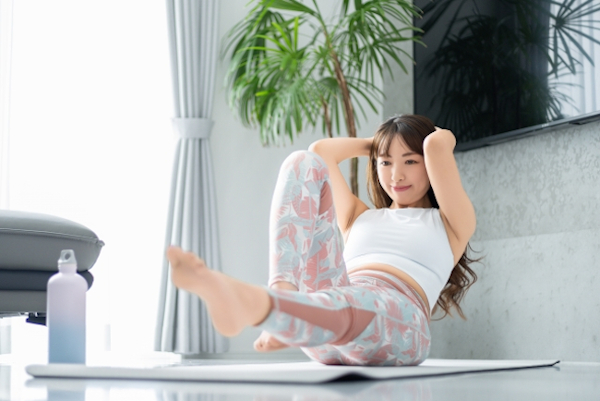 トレーニングする女性