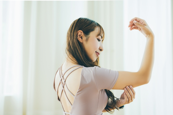 力こぶを作る女性