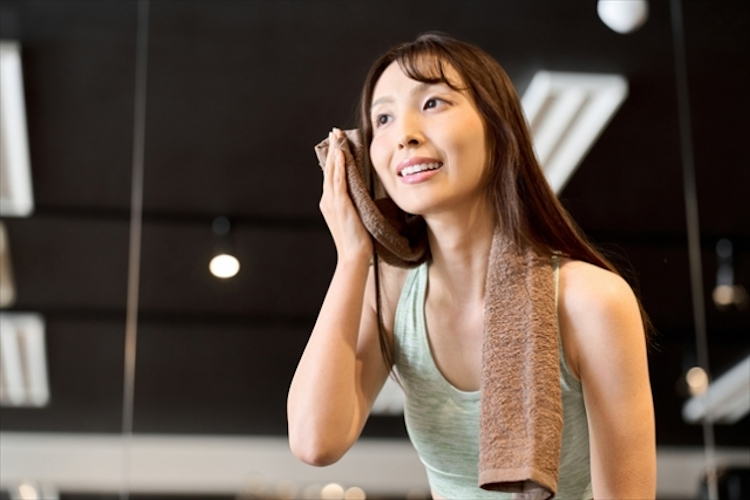トレーニングをする女性
