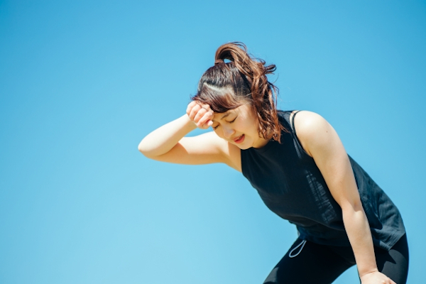運動で汗をかく女性