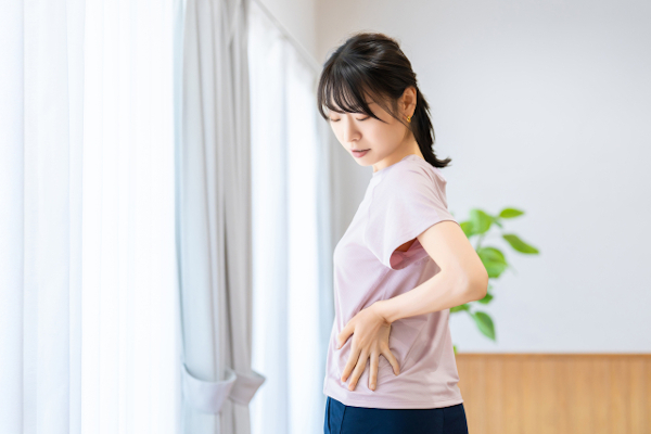 お腹の肉を気にする女性
