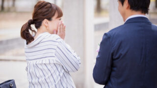 男性の目線に気づく女性