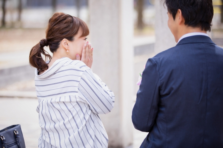 男性の目線に気づく女性