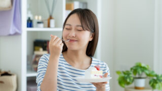 ケーキを食べる女性