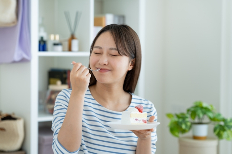 ケーキを食べる女性