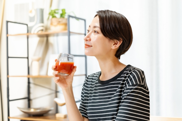 ドリンクを飲む女性