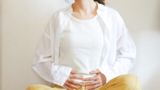 お腹を気にする女性