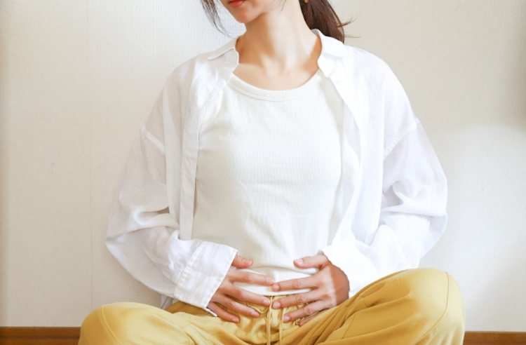 お腹を気にする女性