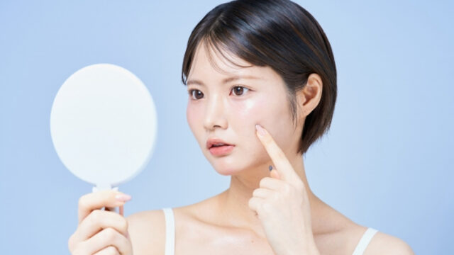 顔の肉を気にする20代女性