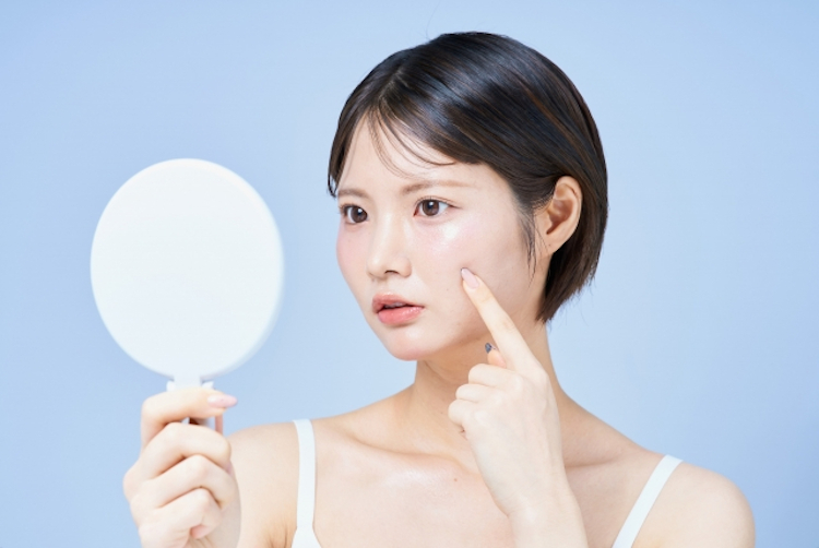 顔の肉を気にする20代女性