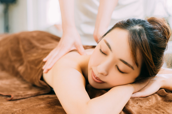 体をケアする30代女性