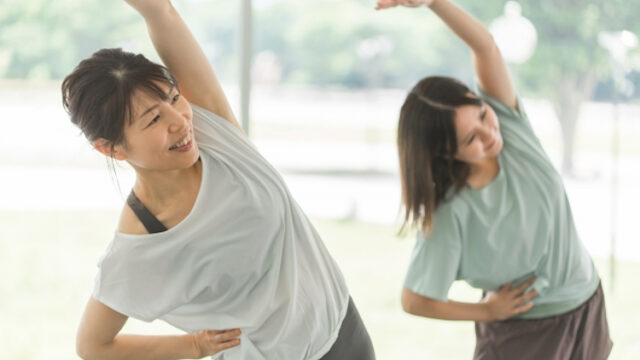 フィットネスをする40代女性