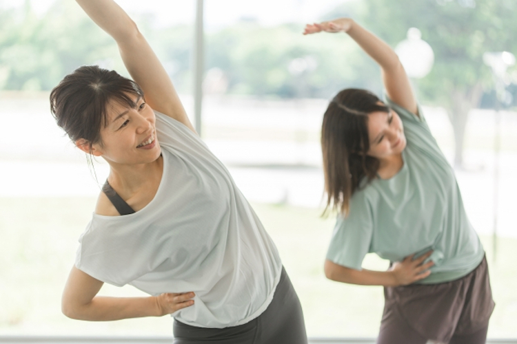 フィットネスをする40代女性