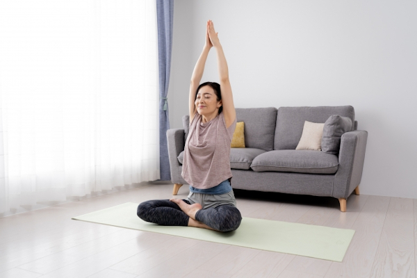 オンラインフィットネスをする女性