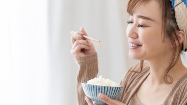 ご飯を食べる女性