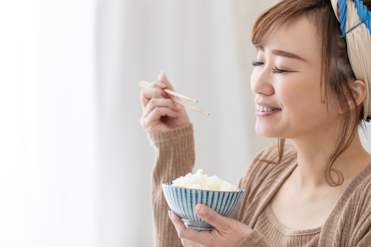 ご飯を食べる女性