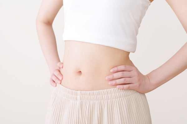 くびれを見せる女性