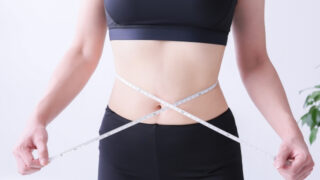 ウエストを測る女性