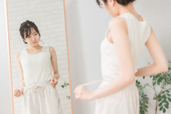 痩せている女性