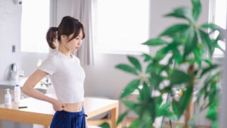 鏡で体型を気にする女性