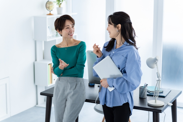 体型の事で談笑する女性