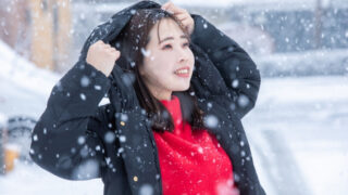 雪降る日に出かける女性