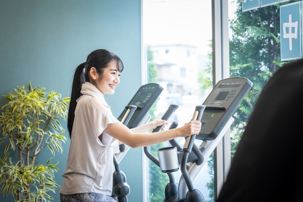 ジムでトレーニングする女性