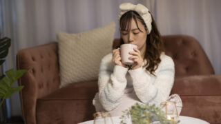 夜に温かい物を飲む女性