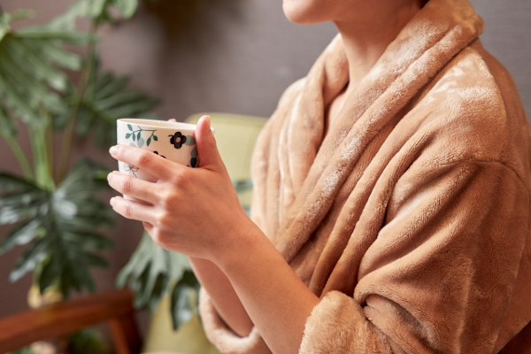 夜に温かい物を飲む女性