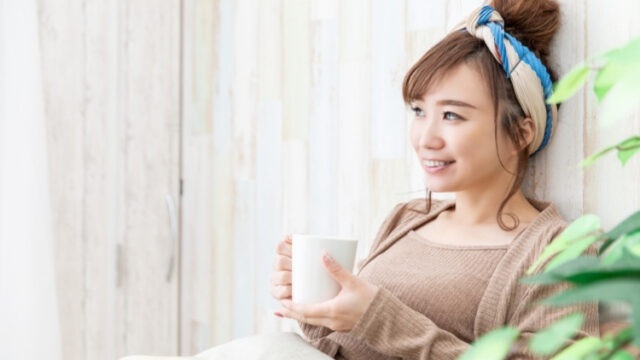 寝る前にドリンクを飲む女性