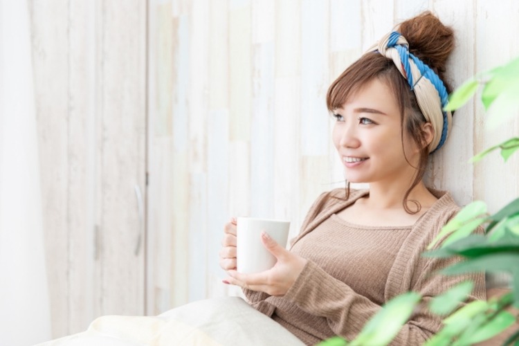 寝る前にドリンクを飲む女性