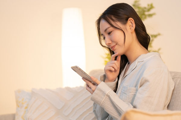 寝る前にスマホを操作する女性