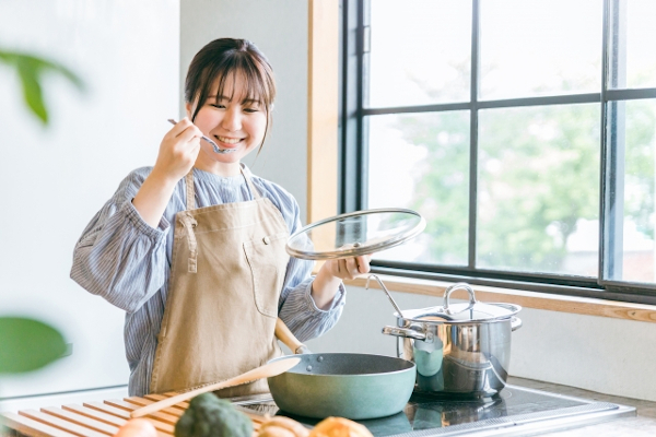 料理を作る専業主婦