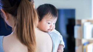 赤ちゃんを抱く女性