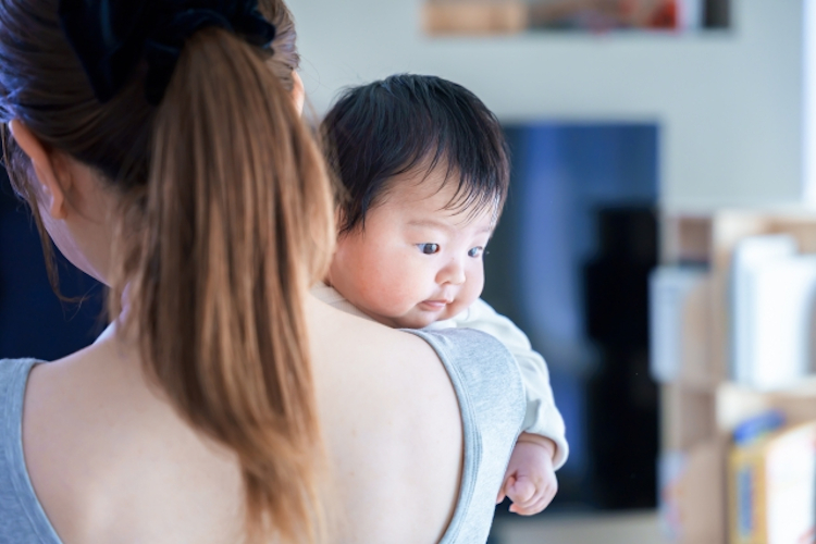 赤ちゃんを抱く女性