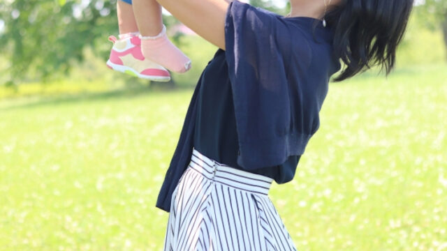 産後赤ちゃんと公園で遊ぶ女性