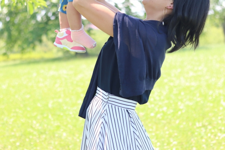 産後赤ちゃんと公園で遊ぶ女性