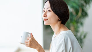 自宅でお茶を飲む瘦せている女性