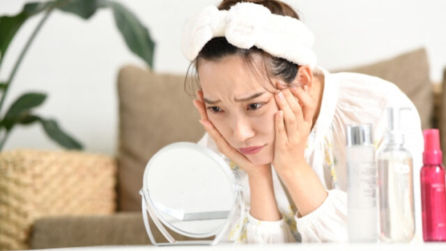 顔の肉を気にする女性