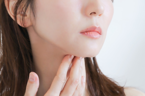 顎がスッキリしている女性